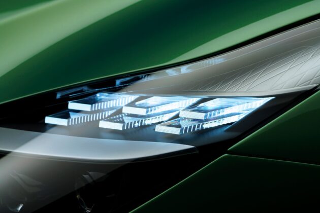 Aston Martin DB12 15